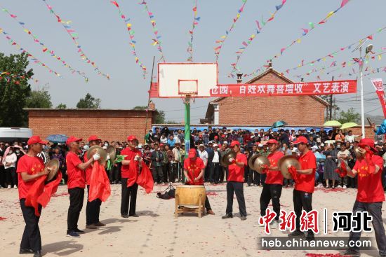 平泉市台头山镇三官村的 村晚”活动现场，村民正在表演鼓乐。 王嘉祺