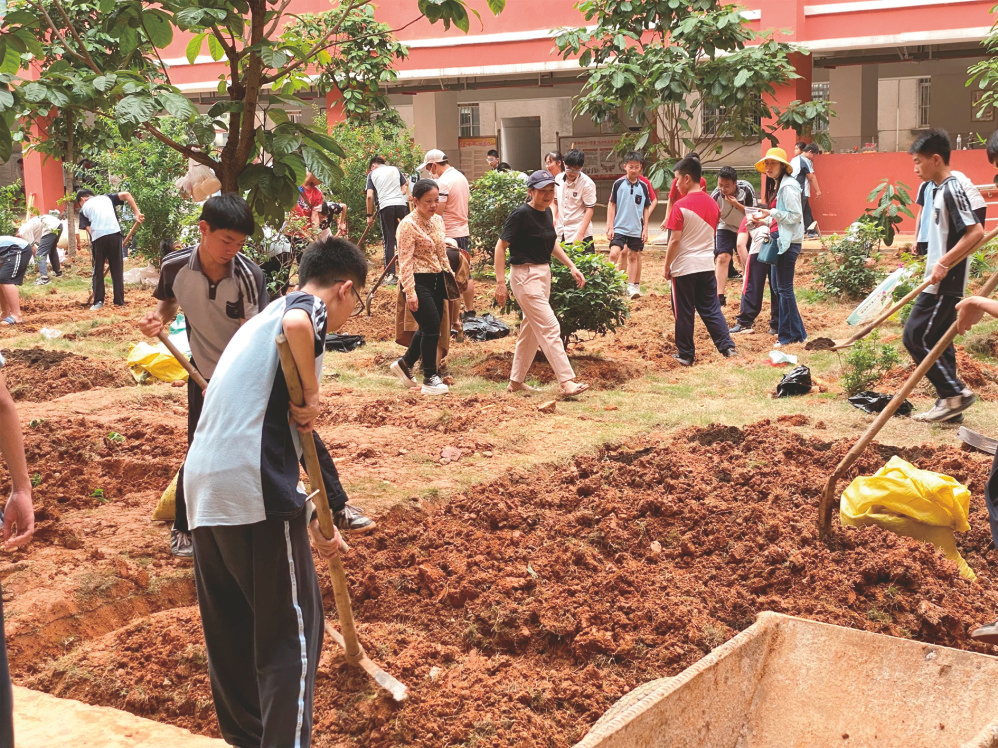     同学们在劳动教育基地参与实践活动