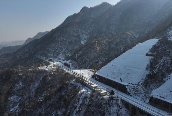 新春走基层|秦岭深处“打冰人”