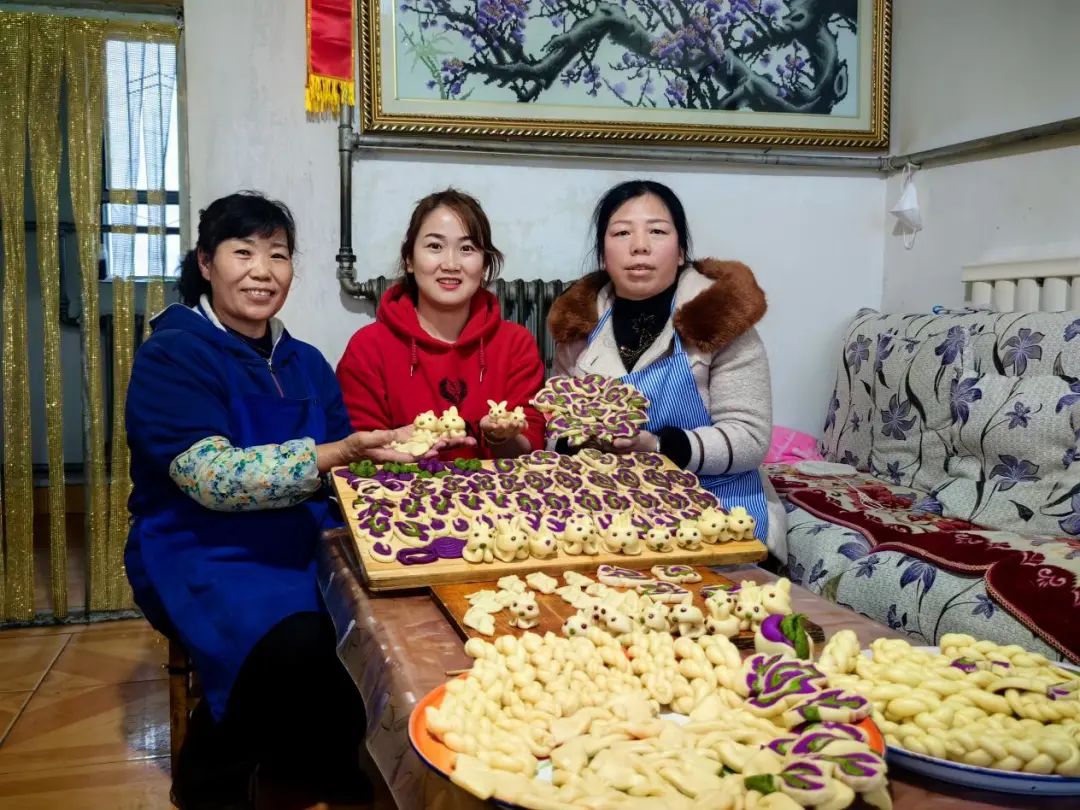 图为塔城地区乌苏市甘河子镇外头道场子村村民李学艳（图左）在家做年馍。孙同国摄。