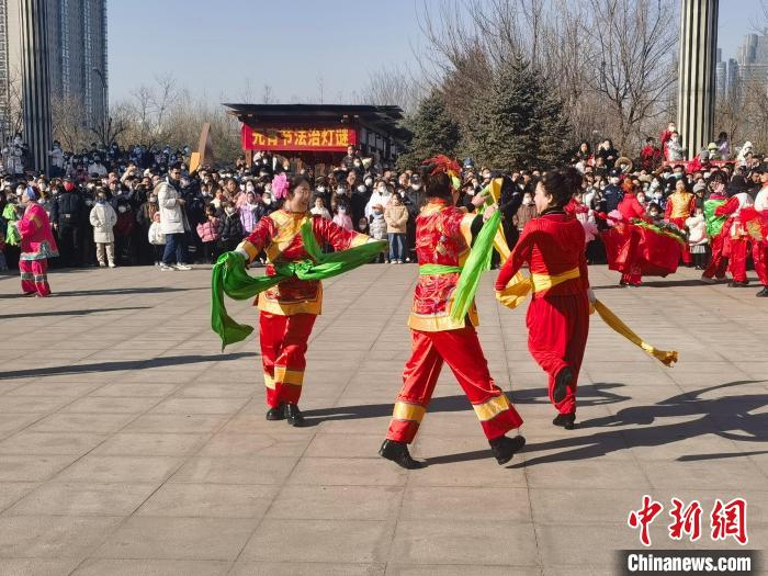 春节期间，山西太原多地民众组织社火活动。图为2月4日太原市小店区举办的社火民俗展演活动现场。　彭天力 摄