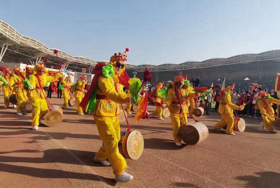 社火耍起来 幸福舞起来。临夏州融媒体中心供图